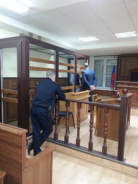 До заседания обвиняемый долго разговаривал с адвокатом.