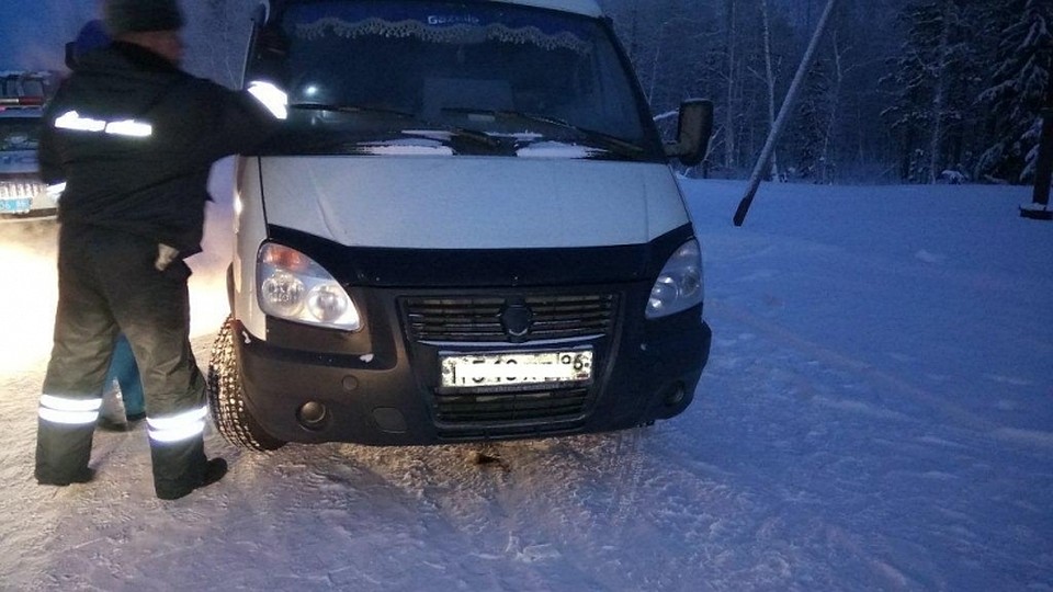Инспекторы ДПС отогрели замерзающих на трассе "Тюмень - Ханты-Мансийск" пассажиров микроавтобуса. Фото: УМВД ХМАО