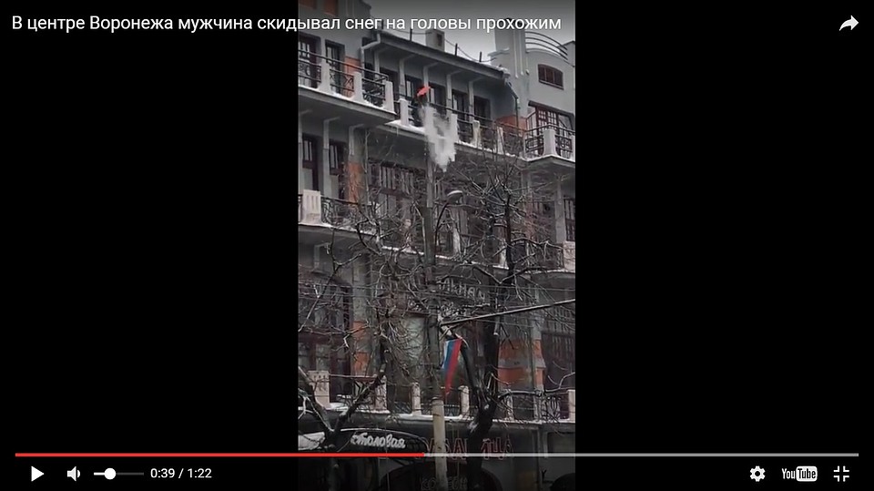 На видео заметно, что уж снежная пыль точно могла попасть на прохожих.