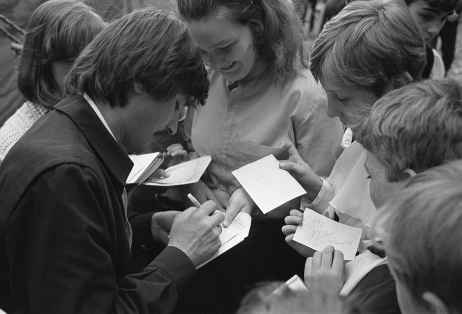 Александр Тиханович дает автографы, 1986 год. Фото: Шуба Владимир/Фотохроника ТАСС