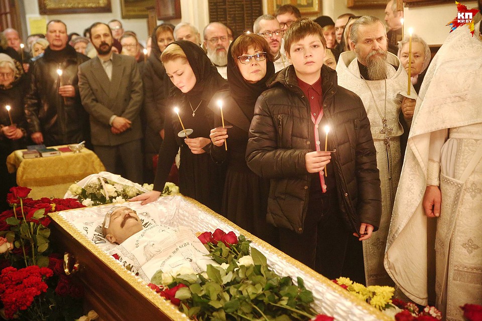 У гроба с Александром Тихановичем дочь Анастасия, Ядвига Поплавская и внук Ваня