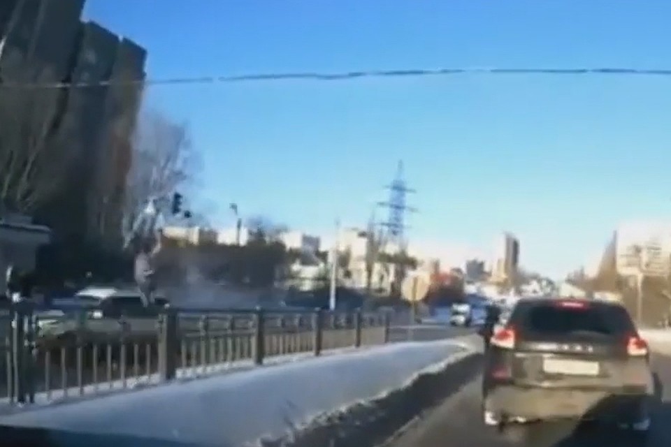 Женщина (в левом углу фото) летела так, что даже не видно было головы.