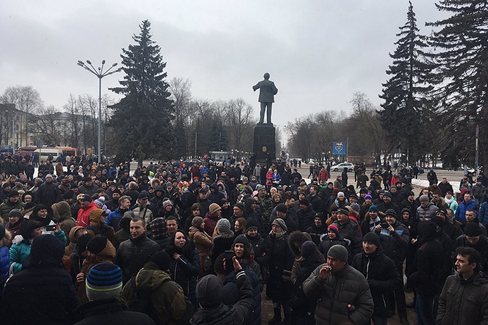 Более тысячи протестующих собрались в Витебске на площади Победы и прошли маршем до площади Ленина. Фото: typical_vitebsk