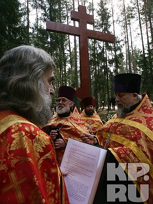 Православные священники отслужили молебен в российской части мемориала.