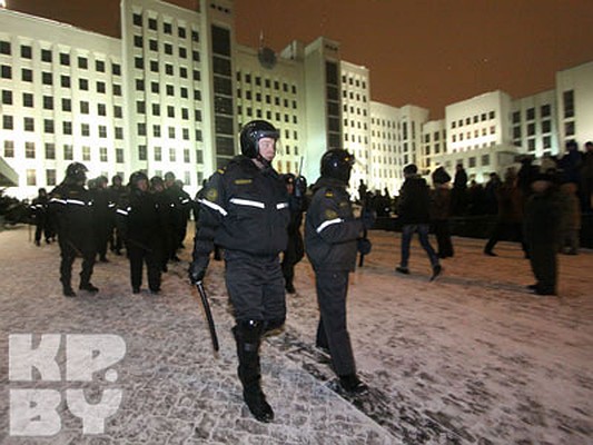 ОМОН оцепляет митингующих