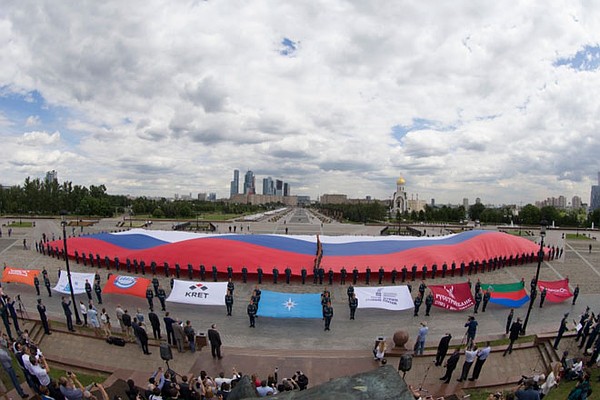 В парке Победы на Поклонной горе в Москве 300 курсантов МЧС в среду днем развернули самый большой флаг России.