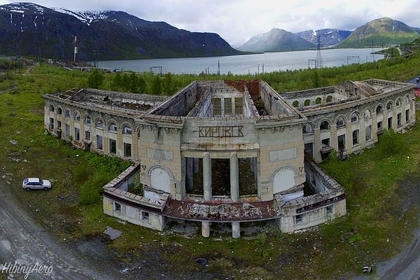 20 лет без человека привели здание в полный упадок. Величавое запустение внушает трепет. Заброшенный вокзал в Кировске настолько зрелищный, что туда впору туристов водить. С высоты смотрится словно колизей.