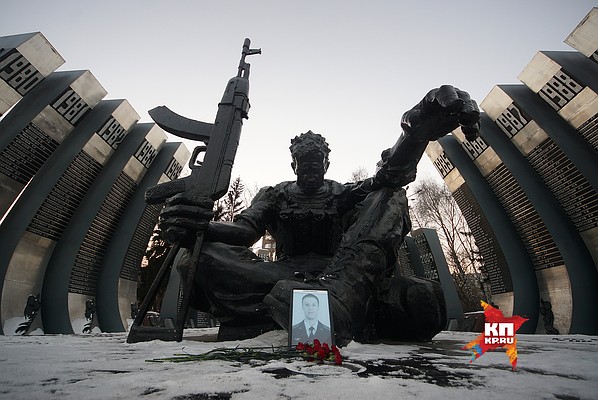 Фото пилота Су-25 майора Романа Филлиппова у мемориального комплекса "Черный тюльпан"