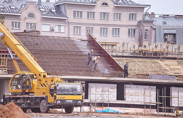 Что скрывается за высоким железным забором псковского стадиона "Машиностроитель"? оказывается, подрядчик уже устанавливает зрительские трибуны. Они появятся к 1 сентября.