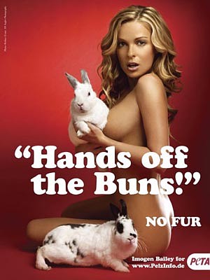 Общественная организации PETA ( People for the Ethical Treatment of Animals - “Люди за этическое отношение к животным») славится своими нетривиальными подходами в методах защиты зверюшек. Главный козырь «зеленых» в деле сохранения животных – красивые женщины. Причем женщины без одежды. Верно рассудив, что обнаженные красотки привлекут к проблеме гораздо больше внимания, чем сотня занудных профессоров биологии, защитники животных вербуют в свои ряды симпатичных единомышленниц. В разное время для их рекламных кампаний снялись десятки обнаженных звезд, а по улицам всех мегаполисов мира прошагали тысячи практически раздетых барышень с плакатами в руках.