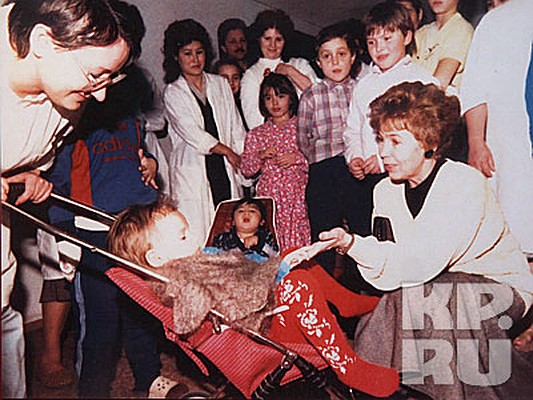 Фотографии, дневники, письма. Несколько платьев, туфельки, статуэтки. Нательный католический крест, подаренный Папой Римским Иоанном Павлом II. Все это ненадолго привезли из Горбачев-фонда в Музей политической истории, чтобы вспомнить историю Раисы Горбачевой.