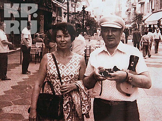 Фотографии, дневники, письма. Несколько платьев, туфельки, статуэтки. Нательный католический крест, подаренный Папой Римским Иоанном Павлом II. Все это ненадолго привезли из Горбачев-фонда в Музей политической истории, чтобы вспомнить историю Раисы Горбачевой.