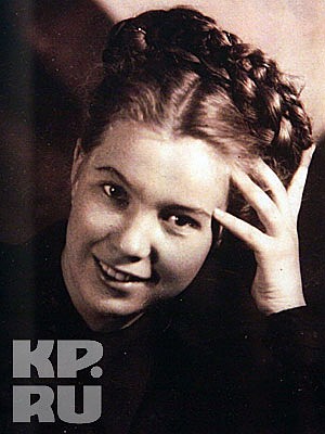 Фотографии, дневники, письма. Несколько платьев, туфельки, статуэтки. Нательный католический крест, подаренный Папой Римским Иоанном Павлом II. Все это ненадолго привезли из Горбачев-фонда в Музей политической истории, чтобы вспомнить историю Раисы Горбачевой.