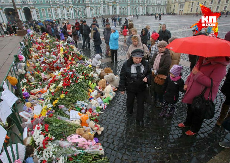 После трагедии тысячи людей несли цветы на Дворцовую площадь Петербурга. Фото: Тимур ХАНОВ