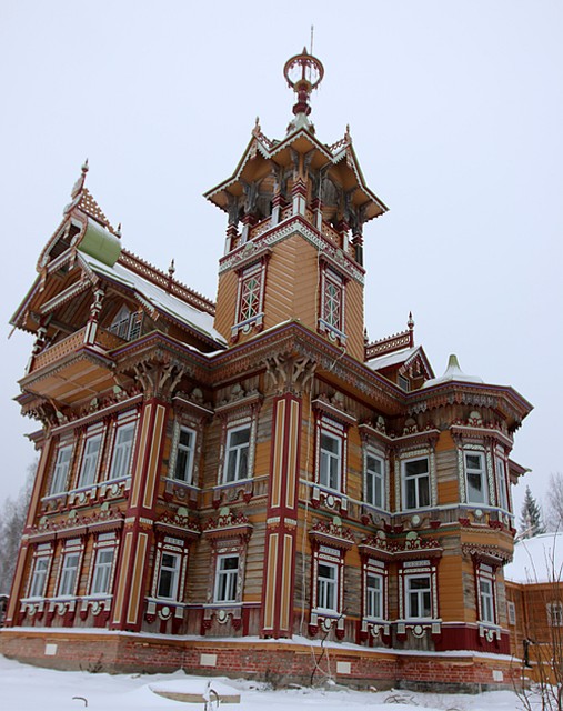 Деревянный дворец поражает взор. Фото: Александр КОЦ, Дмитрий СТЕШИН