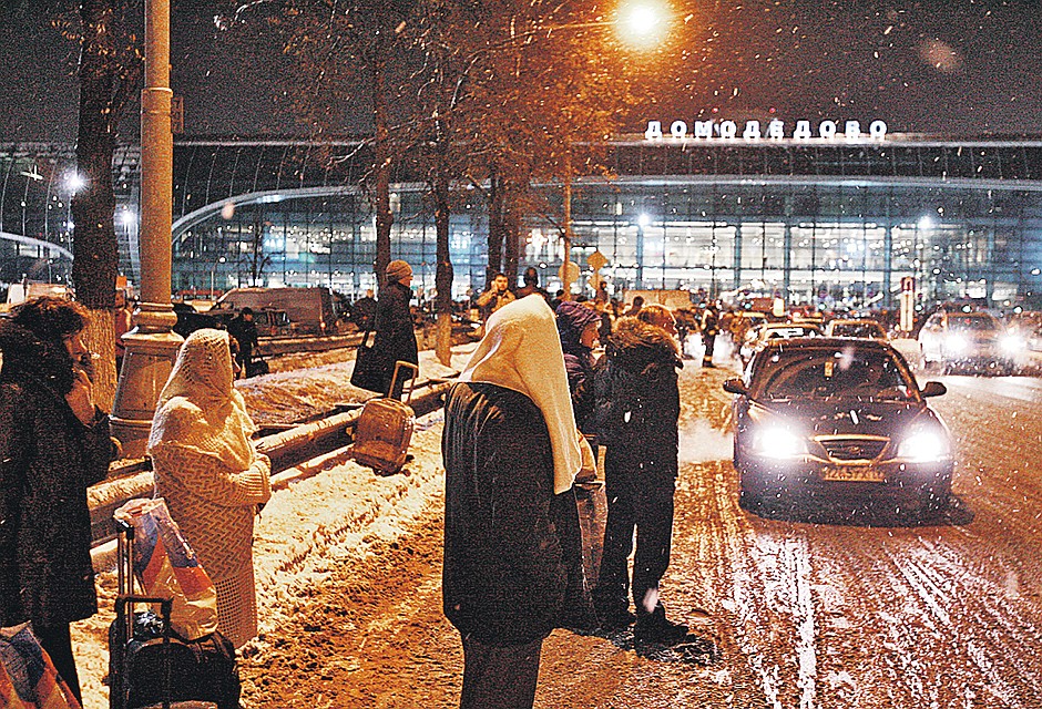 А кто-то по-прежнему наивно считает, что нужно выйти на улицу и уже там ловить такси. «Недорого». Фото: PhotoXPress.ru