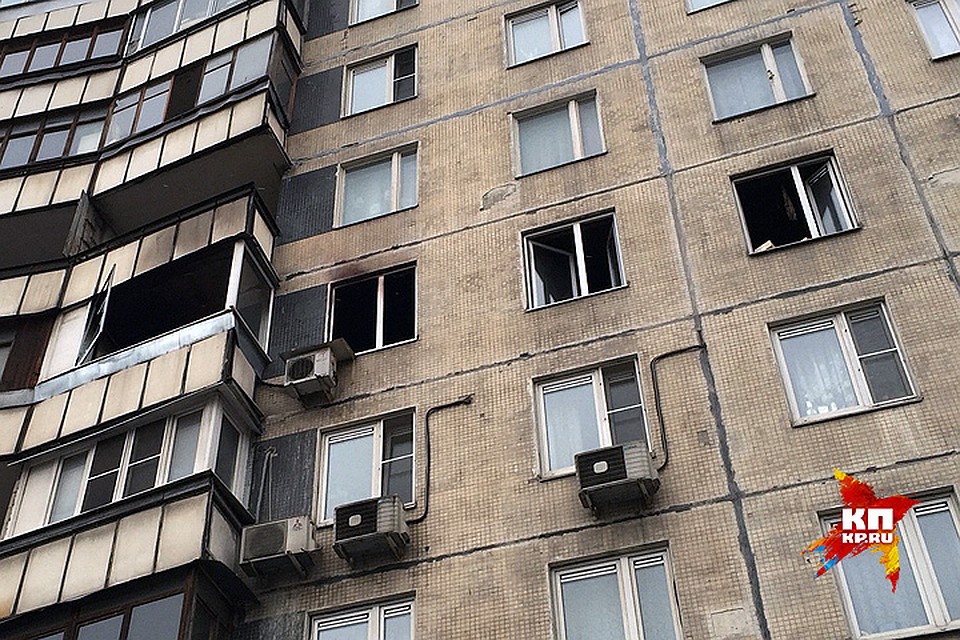 Няня жестоко убила ребенка, подожгла квартиру и сбежала. На фото - обгоревшие окна той самой квартиры. Фото: Виктор ГУСЕЙНОВ