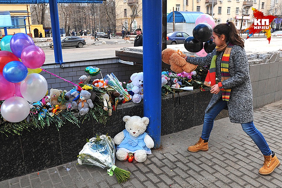 Во вторник москвичи несли цветы к станции метро "Октябрьское поле". Фото: Виктор ГУСЕЙНОВ