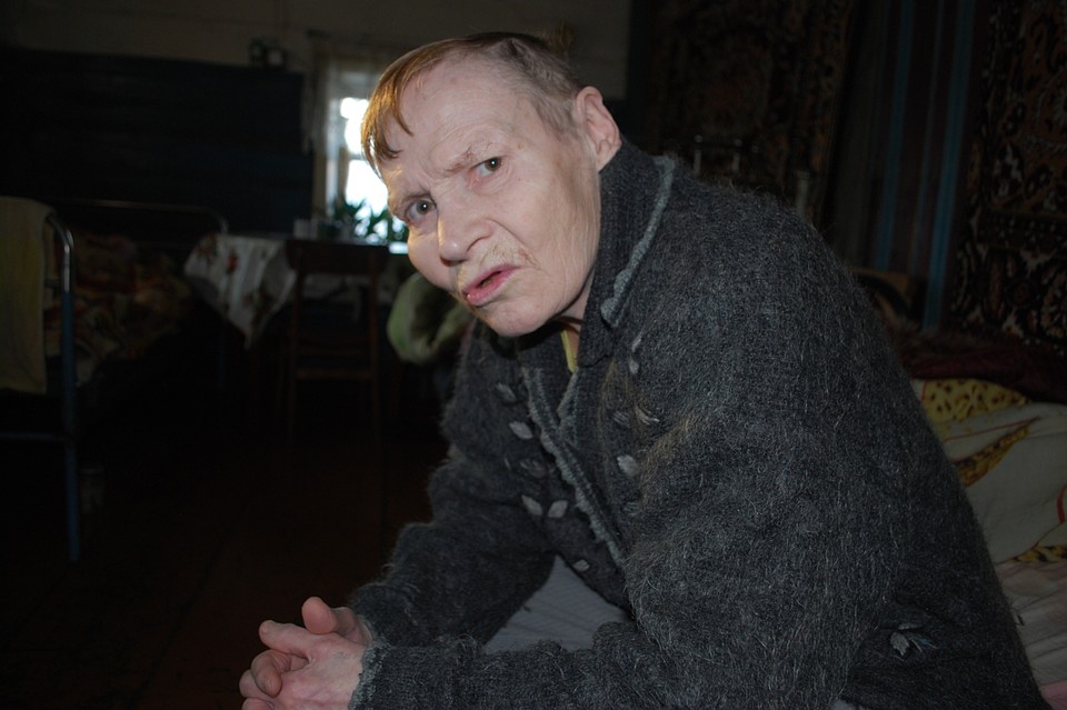 61-летнюю Зою, бывшую спортсменку, нашли в полуразваленном доме, двери взломали, мусора по колено, хозяйка в углу спиралью на мерзлом полу свернулась - не разогнуть, одеревенела вся. Замотали ее в тулуп - и с собой. Фото: Марина СИЗОВА