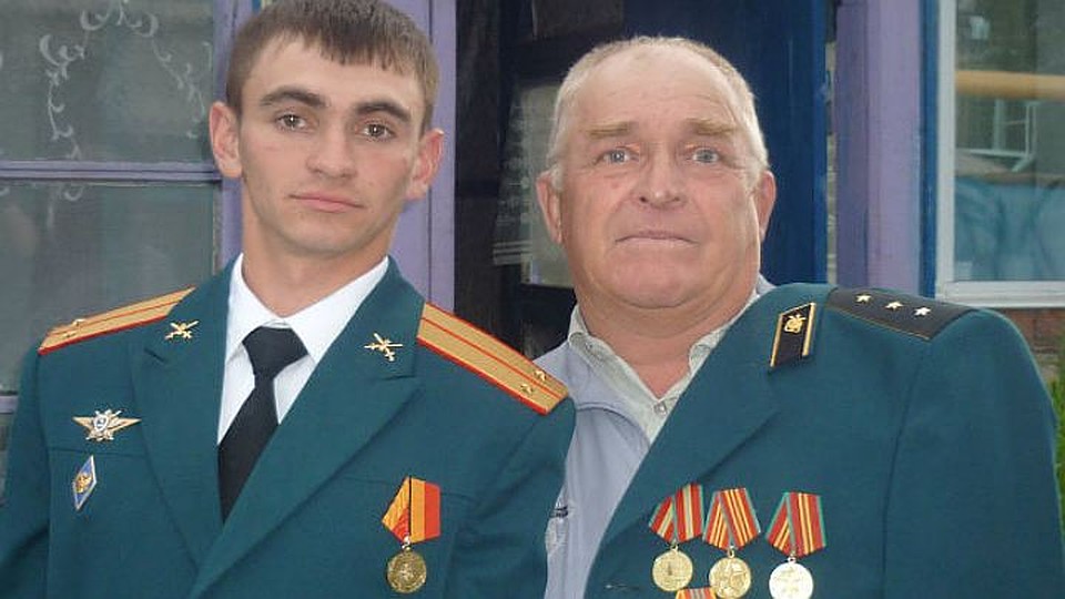 В семье Александра было много военных, на фото он с одним из дальних родственников. Фото: Личная страничка героя публикации в соцсети
