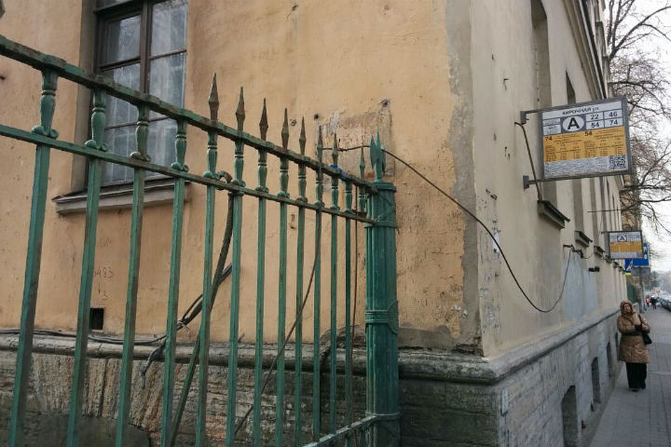 Пики спилили еще до сбежавших срочников. Фото: Александр ГЛУЗ
