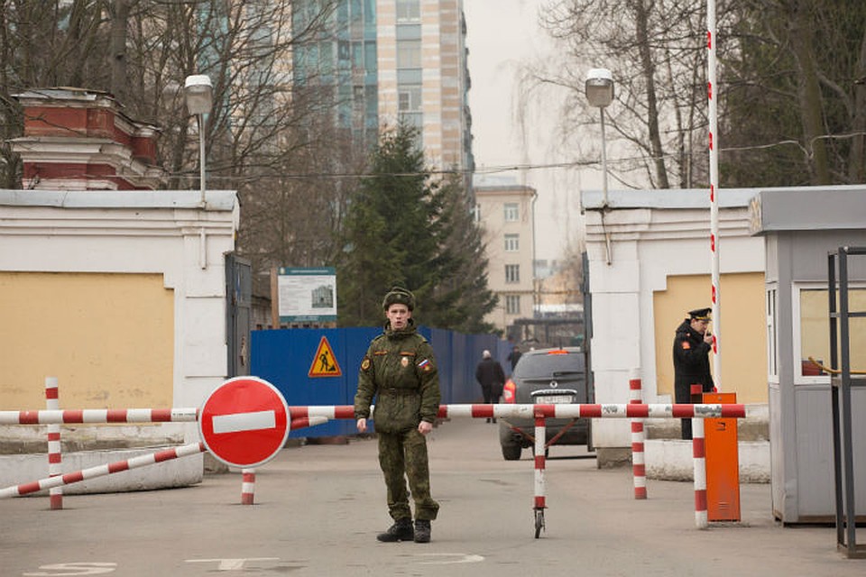 КПП военного госпиталя имени Соловьева. Фото: Александр ГЛУЗ