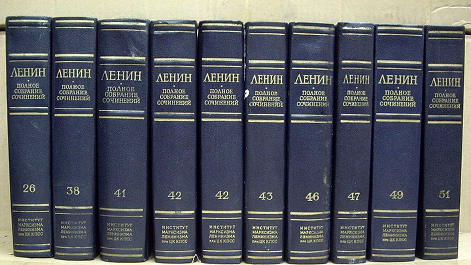 С книг в синем переплете сдували пыль, но в руки брали редко