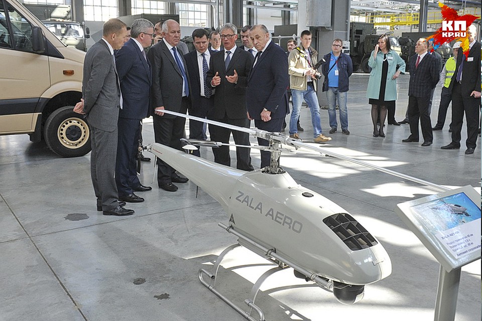 Представитель Zala Aero показывает главе Удмуртии Александру Соловьеву и главе госкорпорации «Ростех» свою продукцию - беспилотники. Фото: Эдуард КАРИПОВ