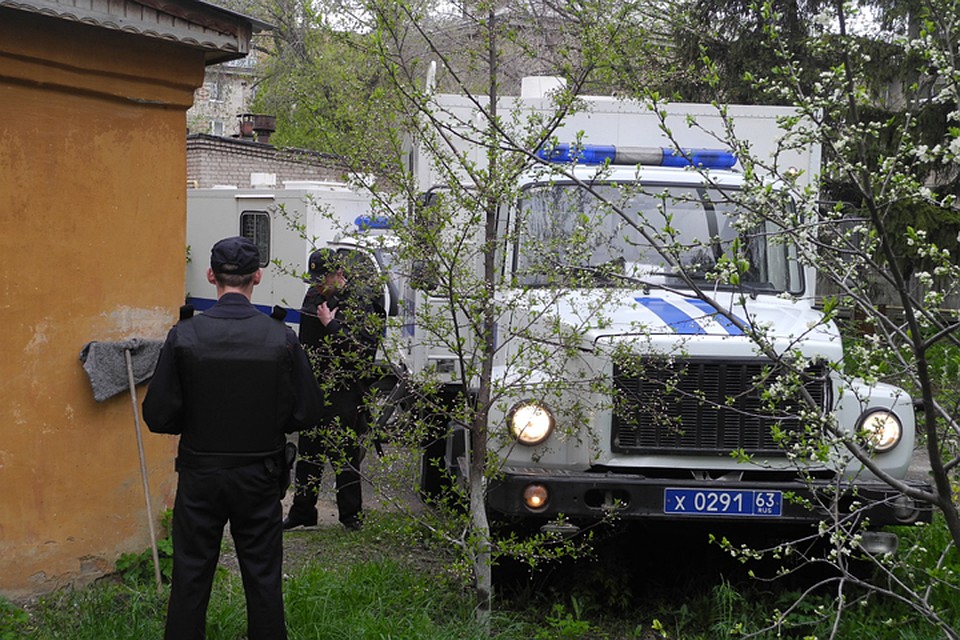 Двух подозреваемых в убийстве привезли в автозаках, и заводили в здание по-взрослому: пригнув голову к земле, через «коридор» из полицейских Фото: Ульяна СКОЙБЕДА