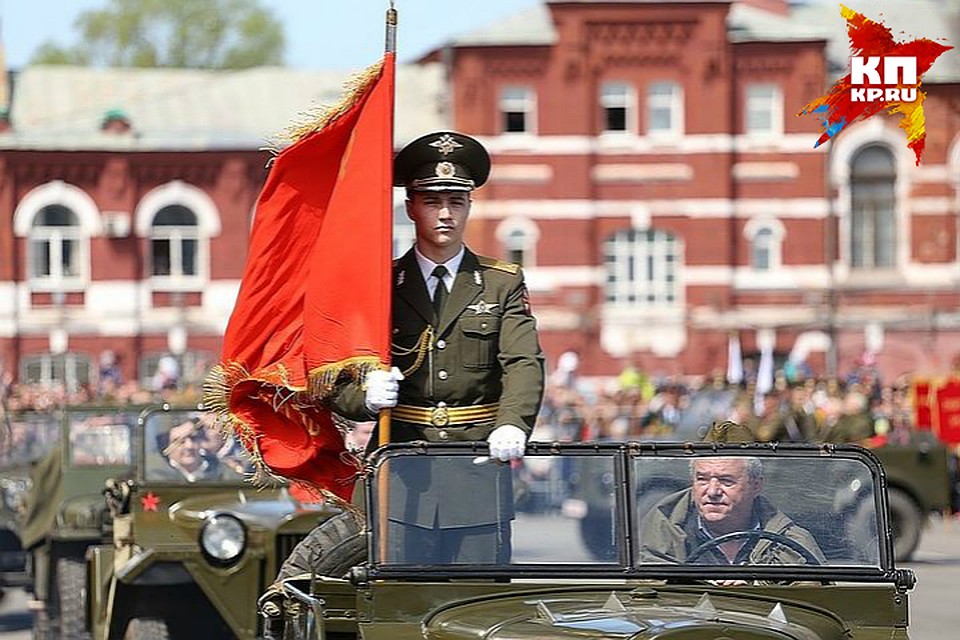 Один из ключевых элементов праздника - парад на Театральной площади. Фото: Роман ЗЛОБИН