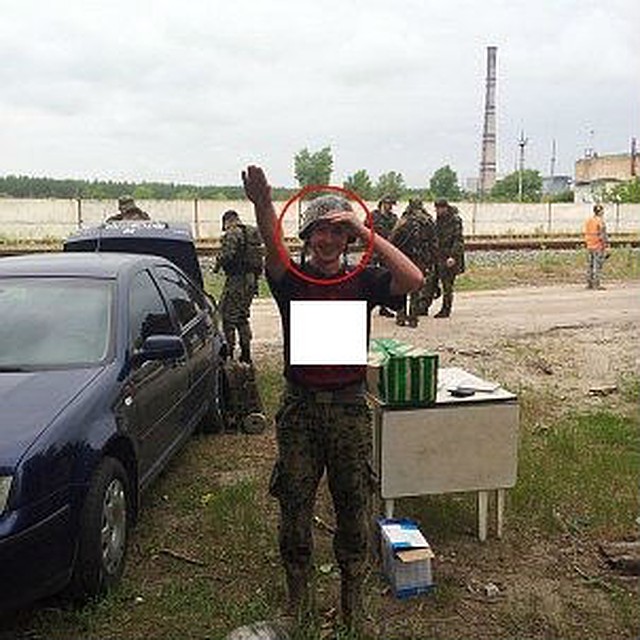 На груди националиста - свастика. Мы ее убрали со снимка из этических соображений. Фото: Личная страничка героя публикации в соцсети