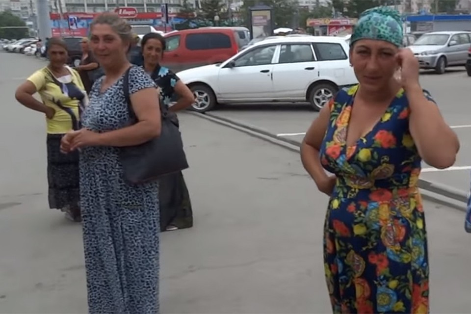 В тот день наглых цыганок прогнали. Но на следующий они вернулись тем же составом. Фото: кадр с видео