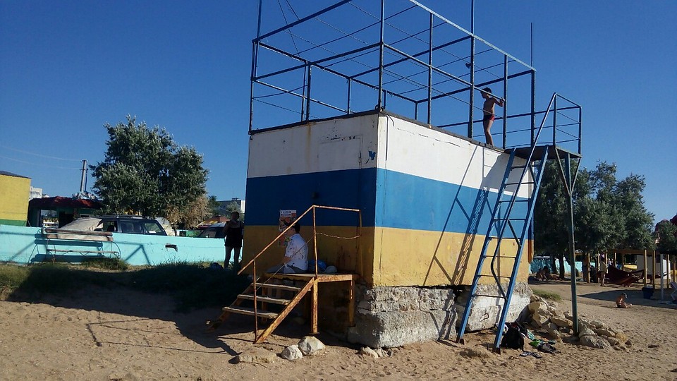 По спасательной вышке вместо спасателей лазят дети. Придти на помощь в случае ЧП на пляже будет некому. Фото: Ольга Капышева.