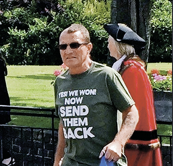 Футболки с такими надписями в моде после «брексита»: «Мы победили, вышлите всех мигрантов обратно». Фото: twitter.com