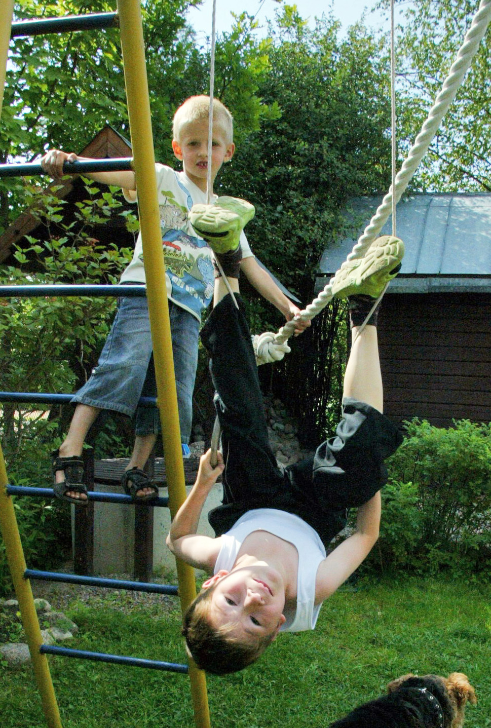 Детям не терпится продемонстрировать сверстникам свои новые умения и навыки, забыв об осторожности... Фото: Тимур ХАНОВ