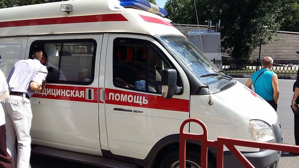 К суду приехала "скорая" Фото: Екатерина ЛЕЩЕНКОВА