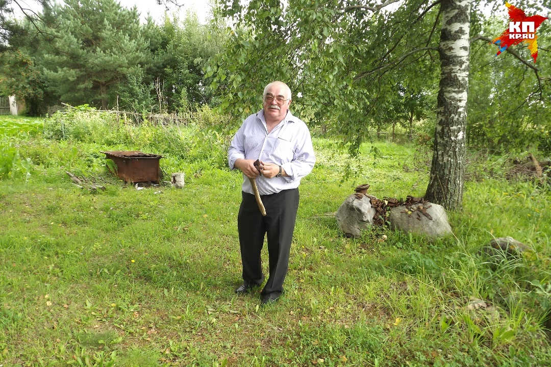 Спустя несколько лет здесь, под березами, Виктор Васильевич нашел топор... Фото: Ирина ТАРАСОВА