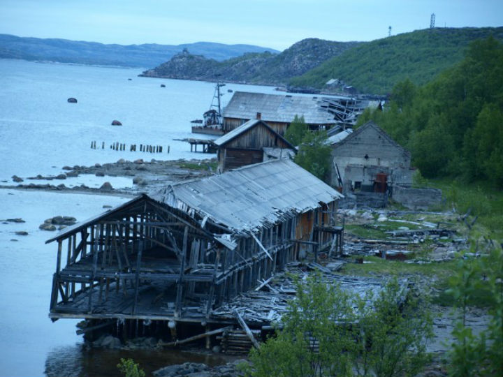 Поселок-призрак Тюва-Губа манит искателей приключений. Но тропки возле него коварны и могут завести человека глубоко в лес. Фото: faminez.livejournal.com 