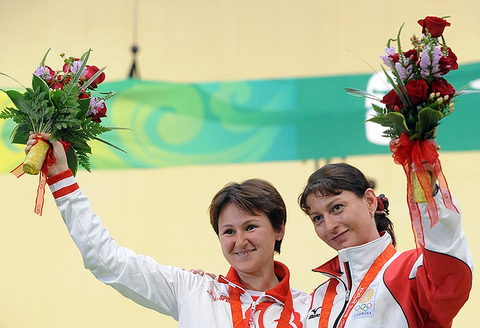 Пекин 2008 шг. Российская спортсменка Наталья Падерина и грузинка Нино Салуквадзе на пьедестале почёта. Фото ИТАР-ТАСС/ Григорий Сысоев