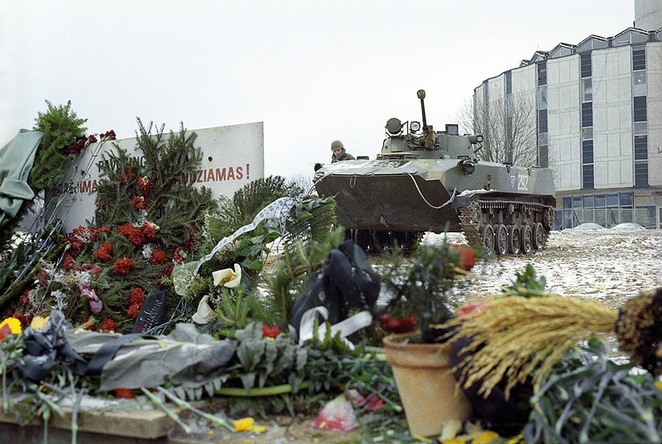 У телецентра в январе 1991 года. Фото Андрея Бабушкина /Фотохроника ТАСС