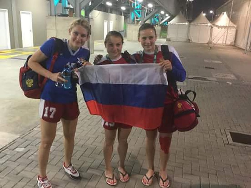 Владлена Бобровникова (слева), Марина Судакова и Майя Петрова: Победааа! Фото: Сергей Приголовкин.