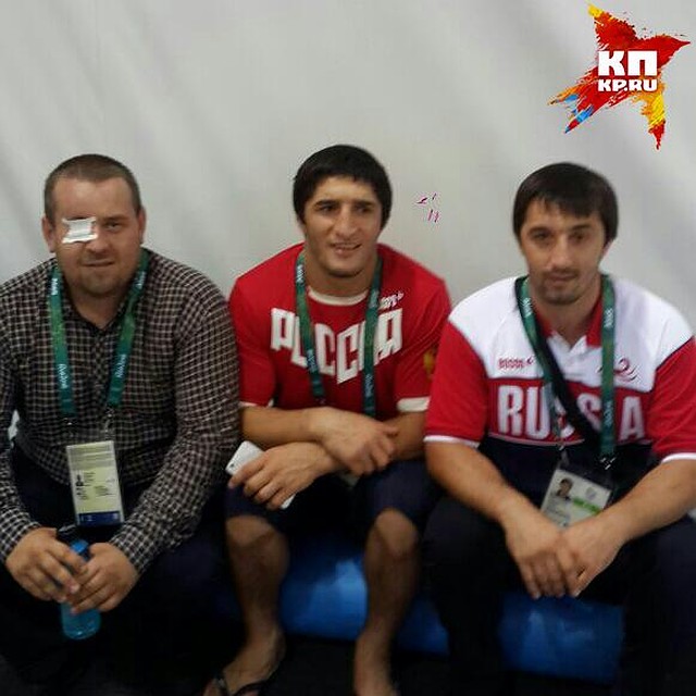 Абдулрашид сразу после награждения со старшим (справа) и двоюродным братом (слева), которые приехали поддержать его в РИО