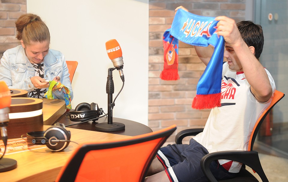 Николай Куксенков выступает за ЦСКА, поэтому он даже к нам в студию пришел с фирменным шарфиком. А ведущая Александра Кочнева не упустила возможности подержать в руках Олимпийскую медаль. После эфира призналась, что она очень тяжелая. Фото: Иван МАКЕЕВ