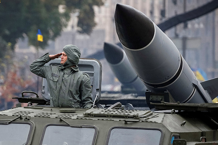 Ракетные комплексы &quot;Точка-У&quot; на параде в центре Киева. Фото: REUTERS