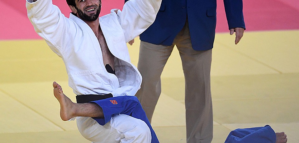 Дзюдоист Беслан Мудранов выигрывает первое российское "золото" Рио. Фото: Владимир ВЕЛЕНГУРИН