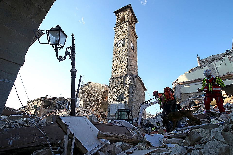 Поисково-спасательные операции там не прекращаются ни на минуту Фото: REUTERS