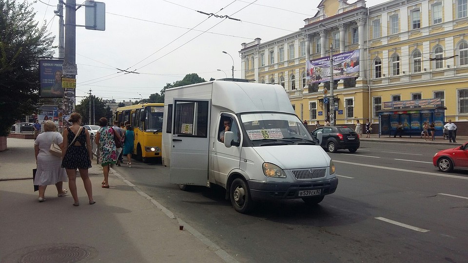 В первую очередь сократить собираются дублирующиеся между собой троллейбусные и автобусные маршруты. Фото: Анастасия КУРДЮКОВА