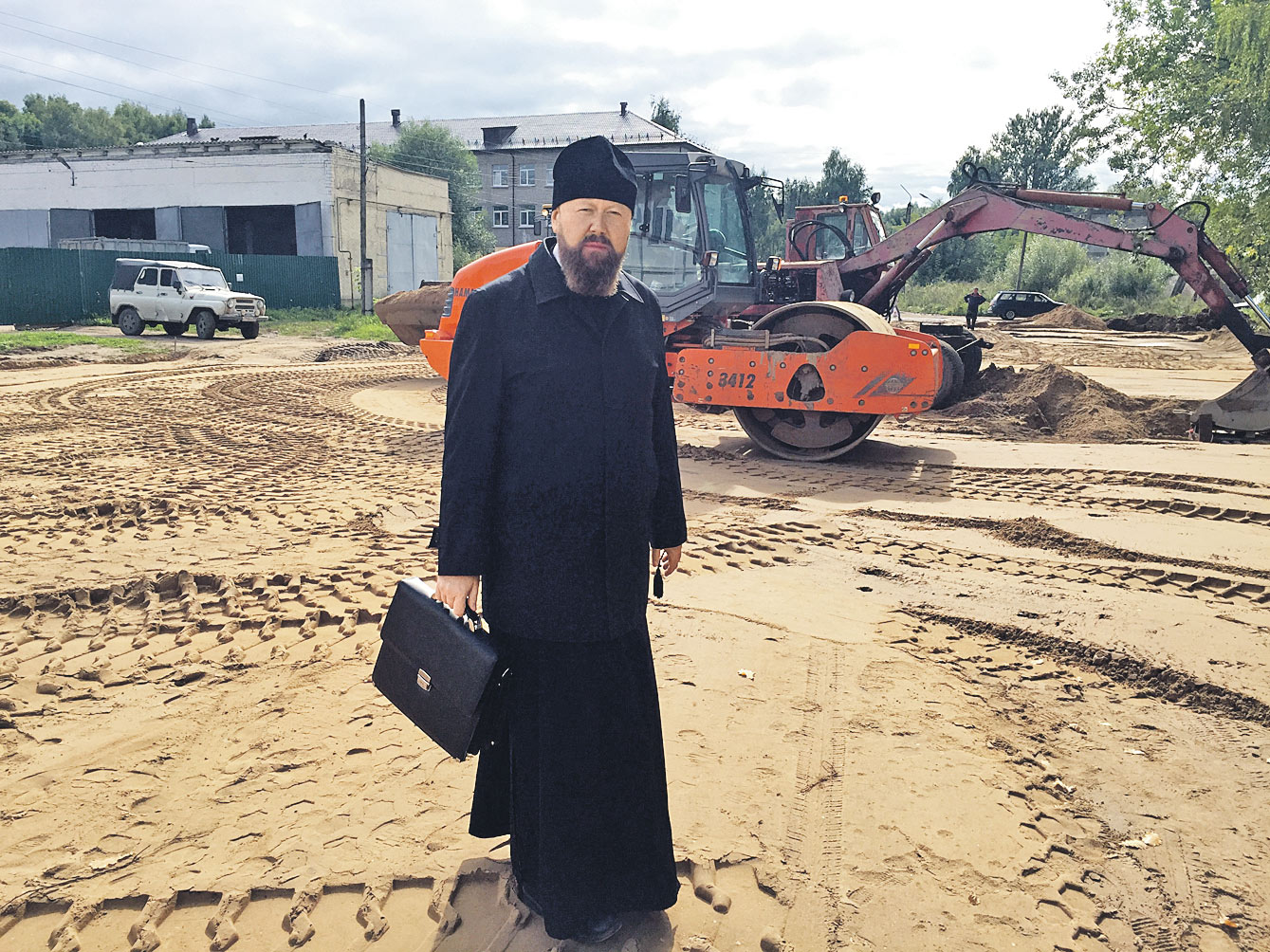 Епископ Бежецкий и Весьегонский Филарет пытается убедить местных жителей, что строить нужно на совесть. На века. Фото: Владимир ВОРСОБИН