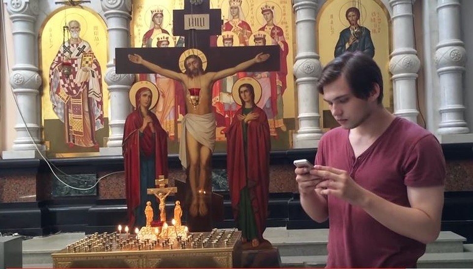 Следователи в понедельник объяснили, что Руслана хотят привлечь к ответственности не за то, что он ходил с телефоном по храму, а за то, какой видео он потом выложил в Сеть. Фото: кадр с видеоролика, сделанного Русланом Соколовским
