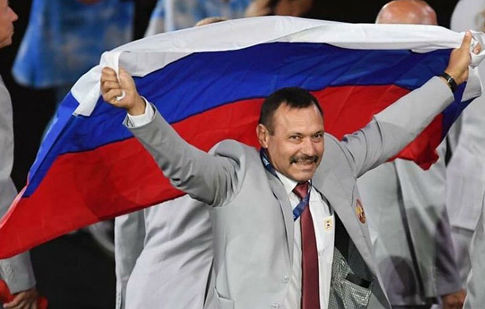 Флаг нес директор РЦОП по легкой атлетике Андрей Фомочкин. Фото: twitter.com
